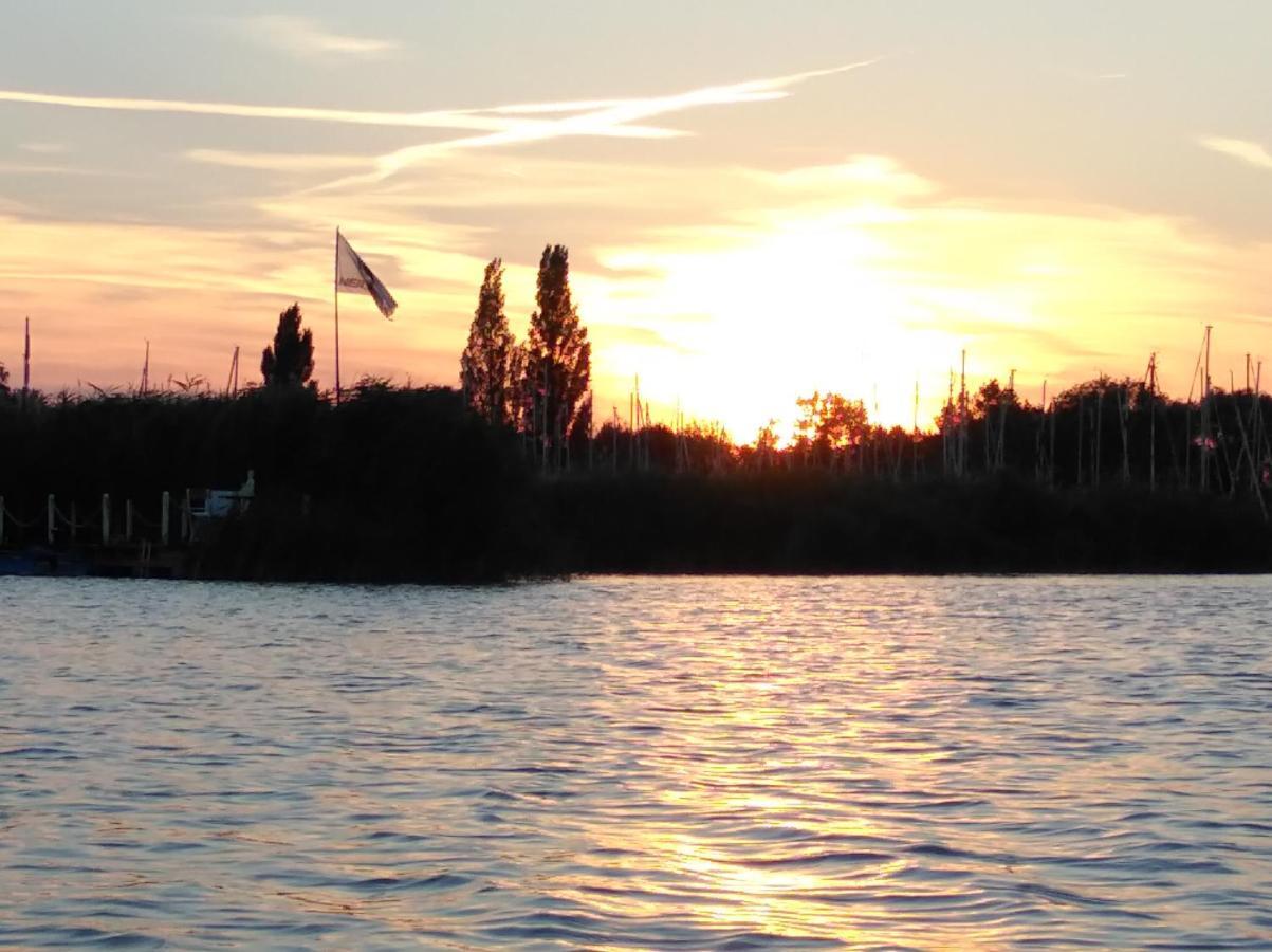 Pfahlbau Sunset I Toplage Elektroboot Inklusive รุสท์ ภายนอก รูปภาพ